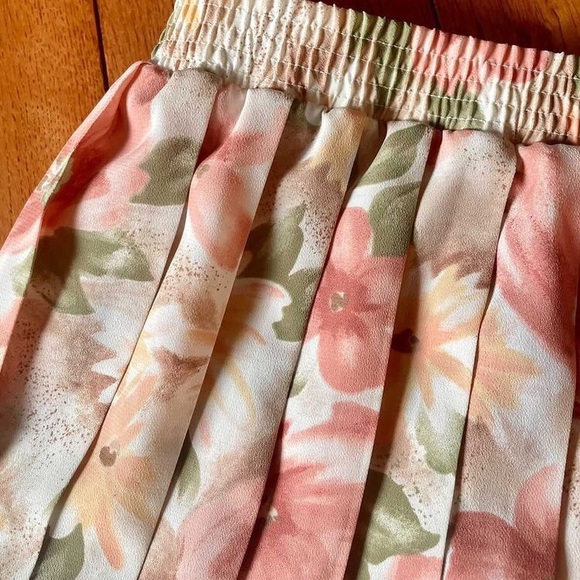 Vintage floral pleated skirt 🌸🌺 - Picture 2 of 4